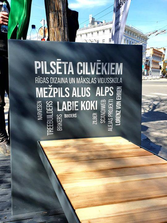 Šodien kopā ar biedrību Pilsēta cilvēkiem un virkni uzņēmumiem atklājām soliņu pilsētai. Un ar…