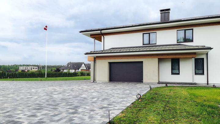 Privātmājas saimnieka Guntara pieredze bruģa izvēlē un ieklāšanā: “Brikers bruģi izvēlējos balstoties uz zīmola…