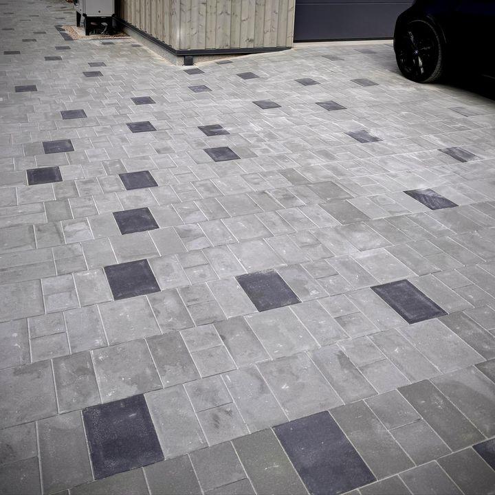 Svaigi ieklāts Brikers Scandinavian Mosaic Modern Grey un Scandinavian Mosaic Modern Black bruģis, kura…