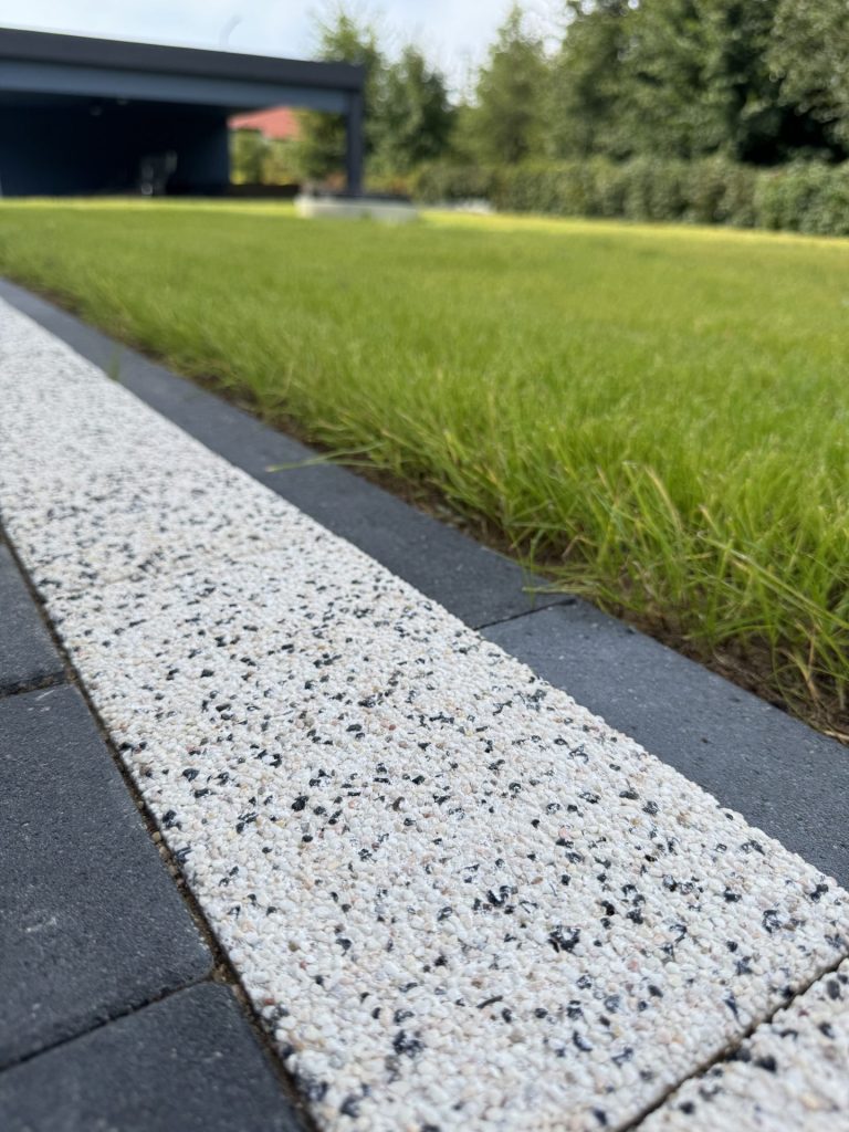 SCANDINAVIAN MOSAIC 6 BLACK AND SCANDINAVIAN MOSAIC 6 WHITE MARBLE (SIGNATURE), KERBSTONE 8 BLACK