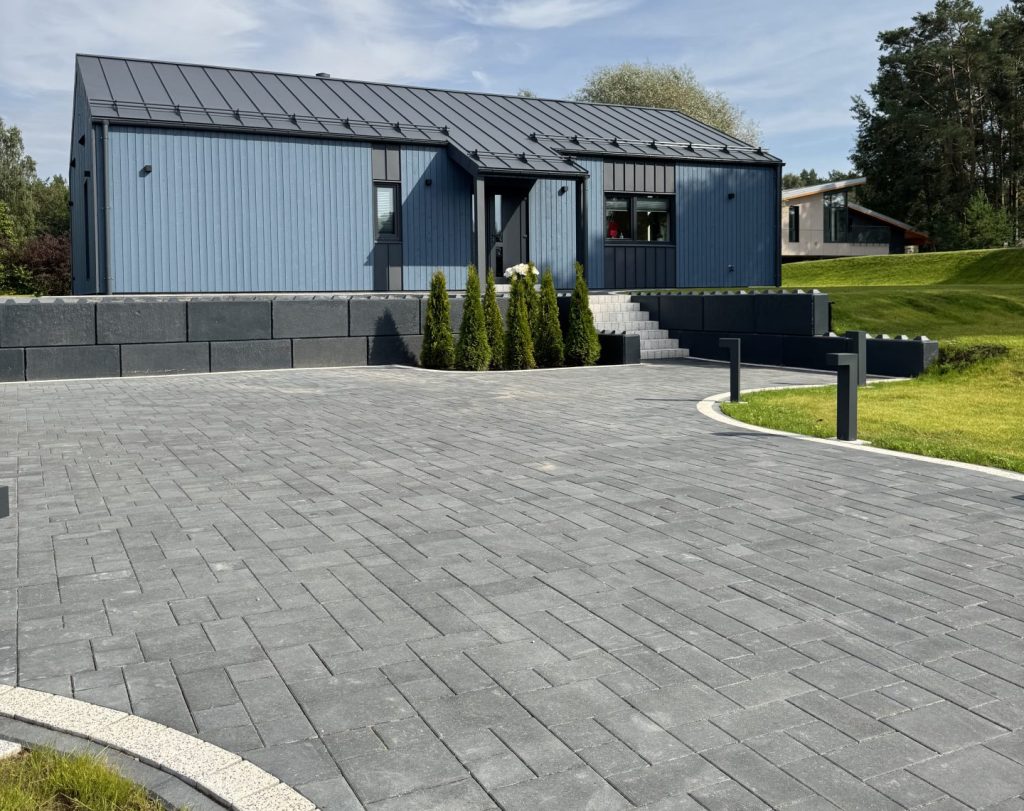 SCANDINAVIAN MOSAIC 6 BLACK AND SCANDINAVIAN MOSAIC 6 WHITE MARBLE (SIGNATURE), KERBSTONE 8 BLACK