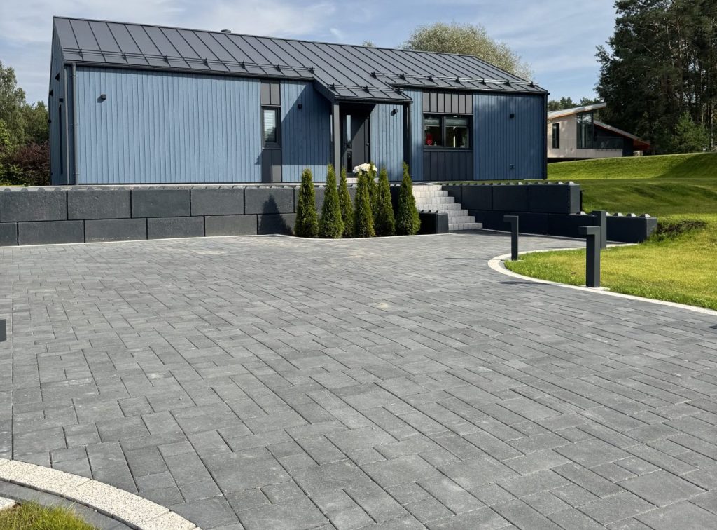 SCANDINAVIAN MOSAIC 6 BLACK AND SCANDINAVIAN MOSAIC 6 WHITE MARBLE (SIGNATURE), KERBSTONE 8 BLACK