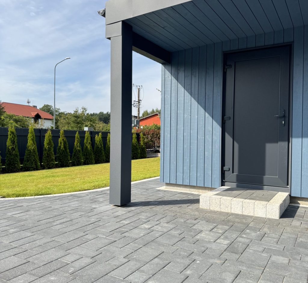 SCANDINAVIAN MOSAIC 6 BLACK AND SCANDINAVIAN MOSAIC 6 WHITE MARBLE (SIGNATURE), KERBSTONE 8 BLACK