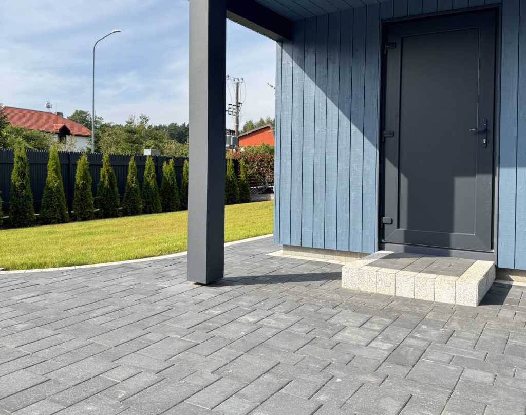 SCANDINAVIAN MOSAIC 6 BLACK AND SCANDINAVIAN MOSAIC 6 WHITE MARBLE (SIGNATURE), KERBSTONE 8 BLACK