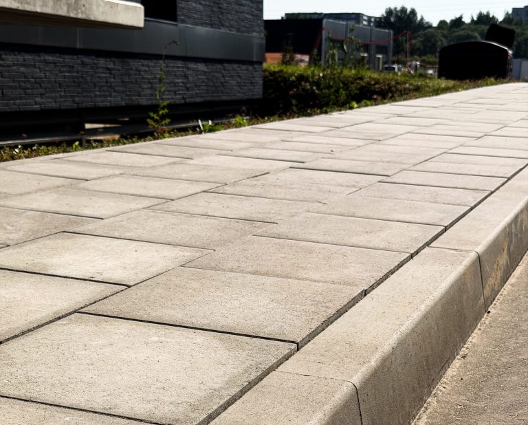 Tile 7 grey+ kerbstone high grey